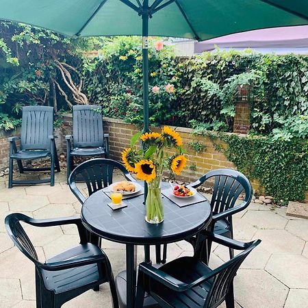 Spacious House, Free Parking & Patio Garden Farnham  Exterior photo