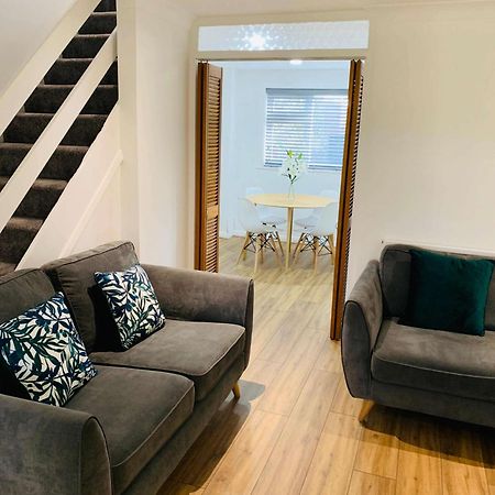 Spacious House, Free Parking & Patio Garden Farnham  Exterior photo