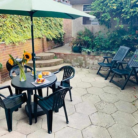 Spacious House, Free Parking & Patio Garden Farnham  Exterior photo