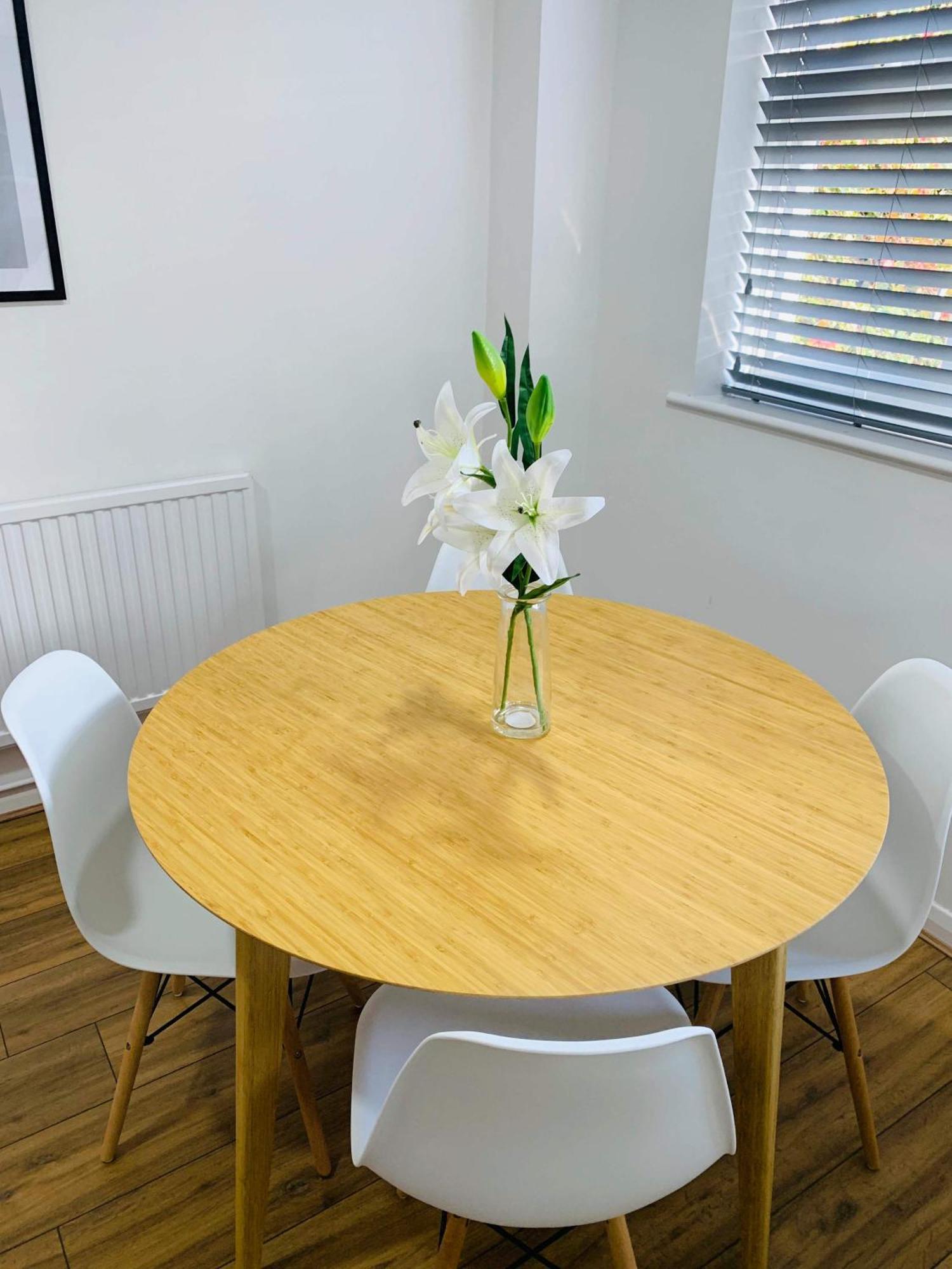 Spacious House, Free Parking & Patio Garden Farnham  Exterior photo