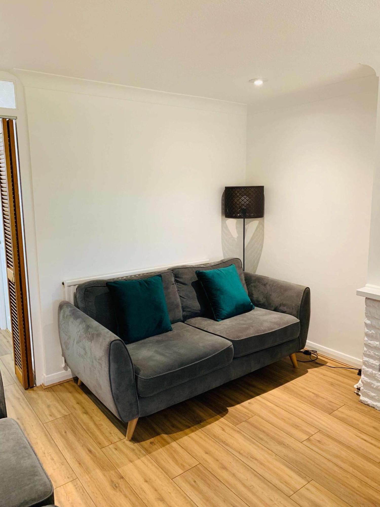 Spacious House, Free Parking & Patio Garden Farnham  Exterior photo