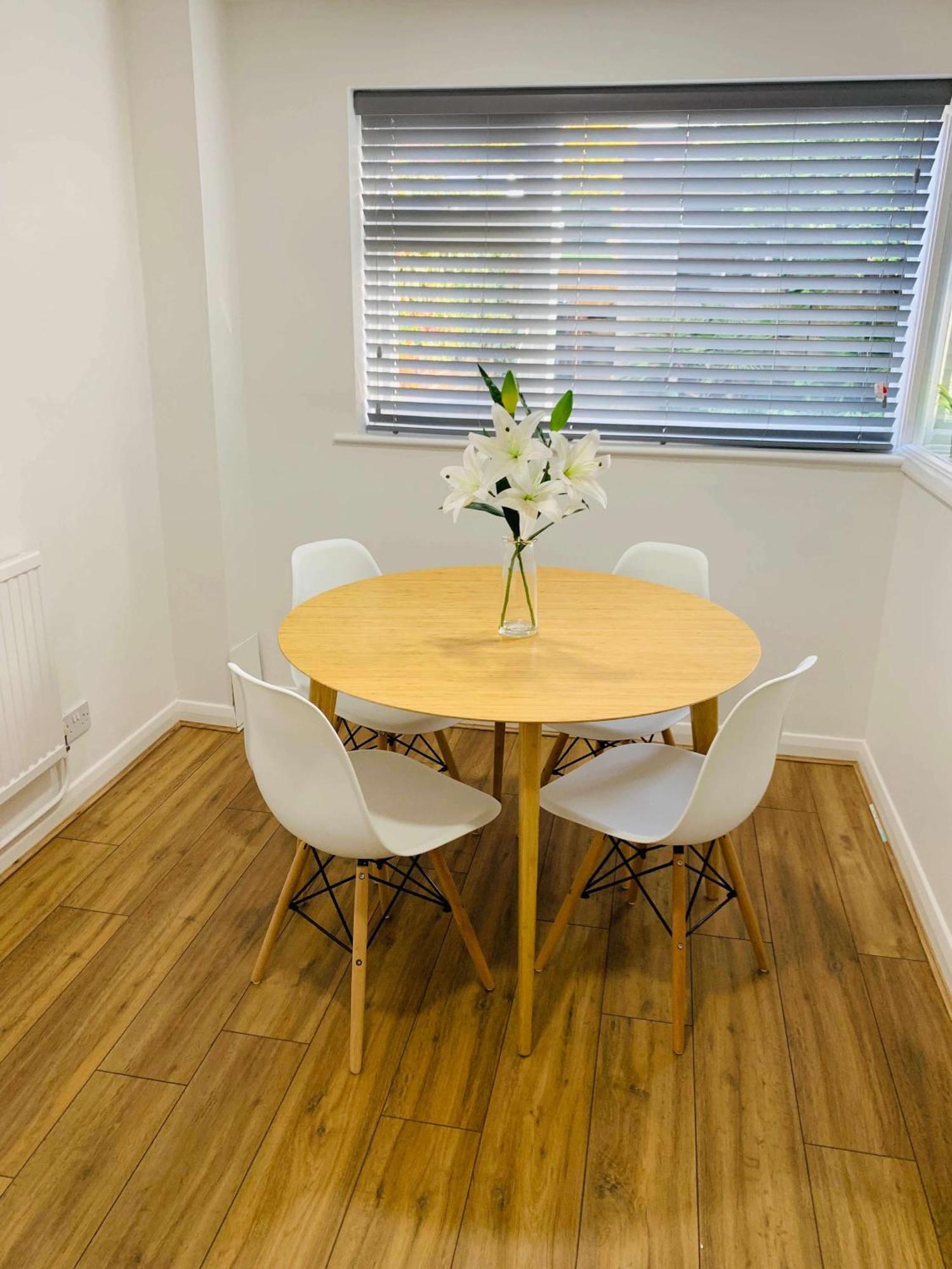 Spacious House, Free Parking & Patio Garden Farnham  Exterior photo