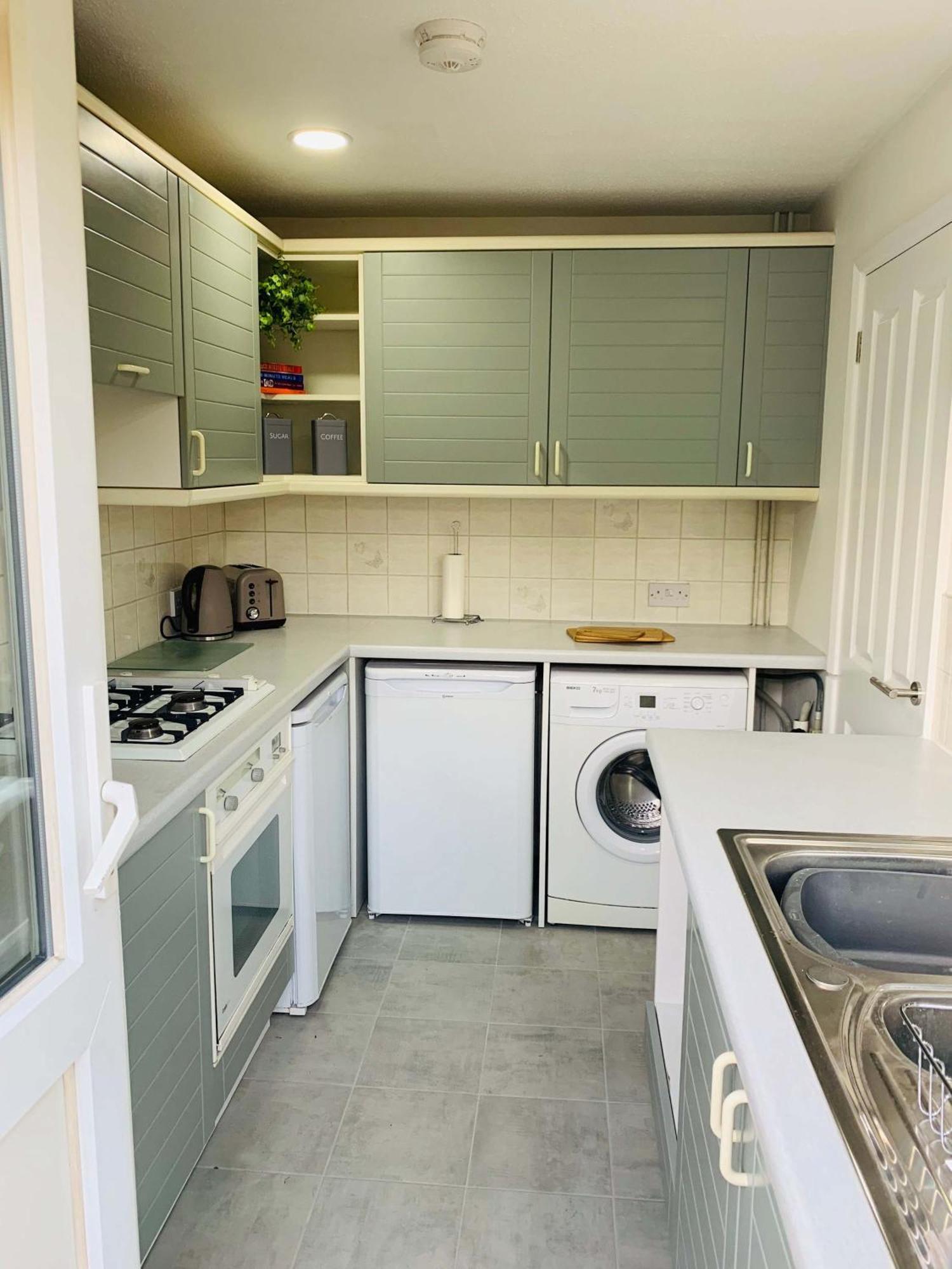 Spacious House, Free Parking & Patio Garden Farnham  Exterior photo
