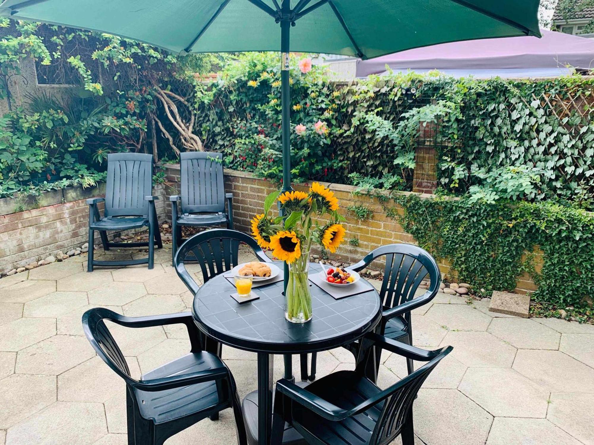 Spacious House, Free Parking & Patio Garden Farnham  Exterior photo