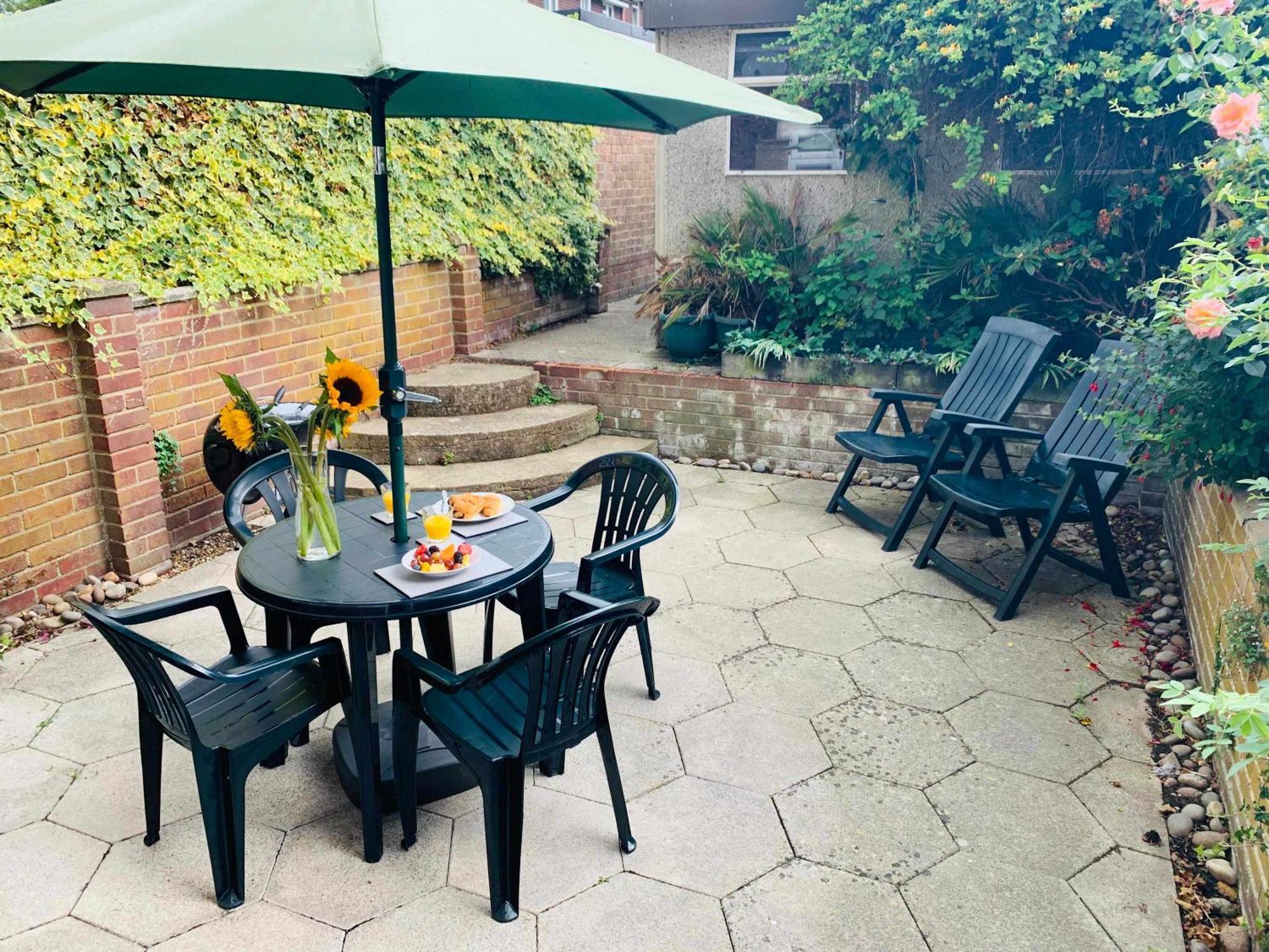 Spacious House, Free Parking & Patio Garden Farnham  Exterior photo